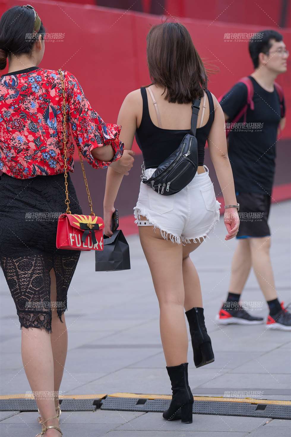 图片[2]-【街拍之魂赛帖】买冰淇淋的丰臀热裤美女-街拍流行馆