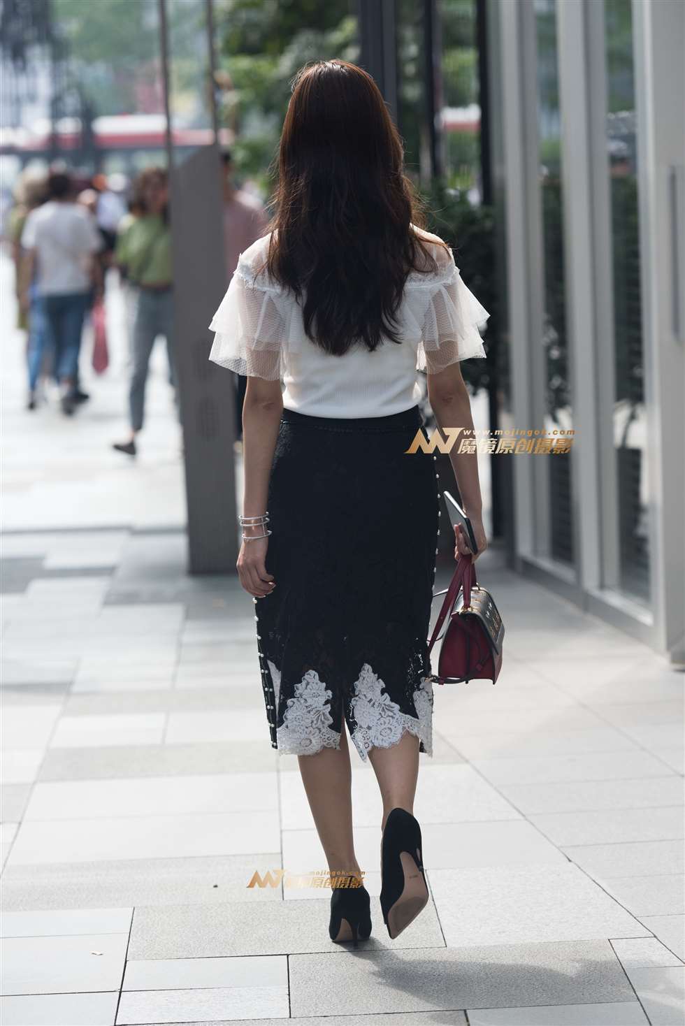 图片[2]-花纹包臀裙美女-街拍流行馆