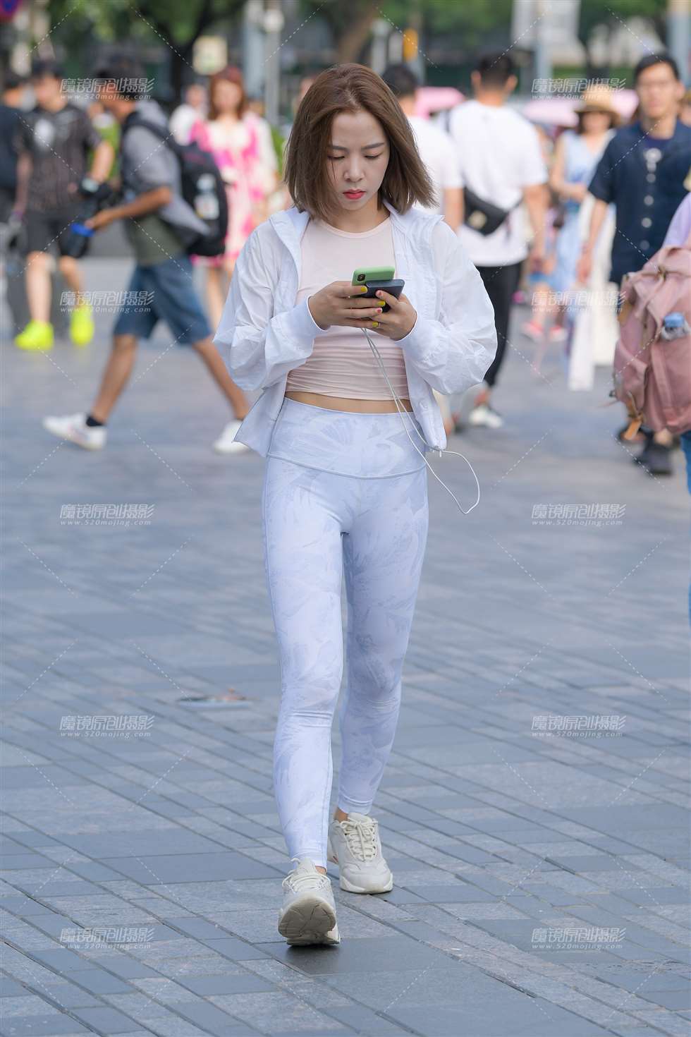 图片[1]-【红石赛帖】白色瑜伽服美女-街拍流行馆