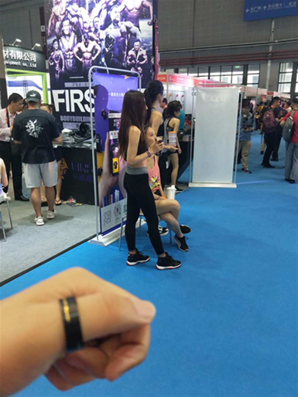 图片[3]-【欧阳幽明赛帖】紧身裤美女玩游戏-街拍流行馆