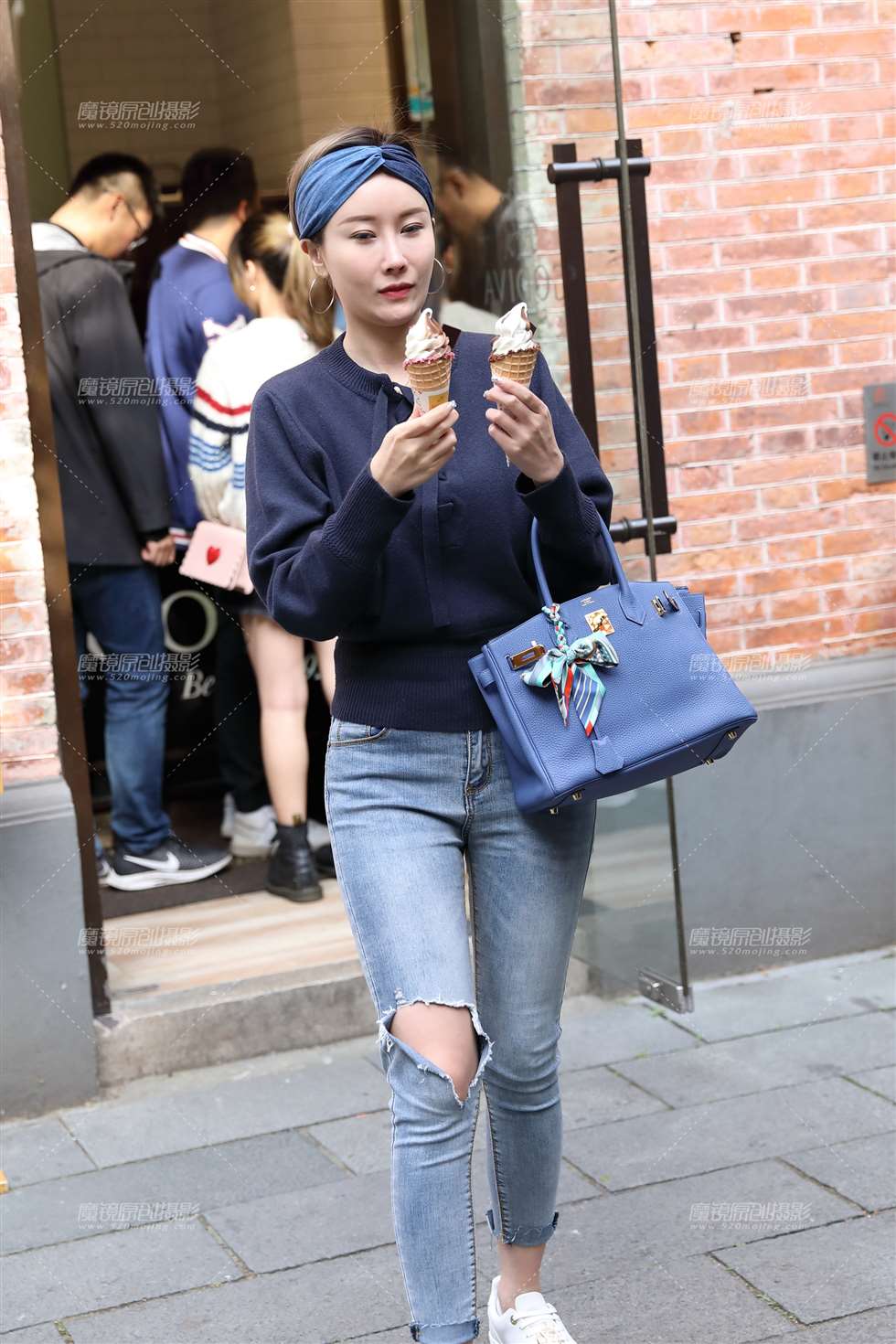 图片[5]-【欧阳幽明赛帖】爱吃冰激淋的牛仔裤美女-街拍流行馆