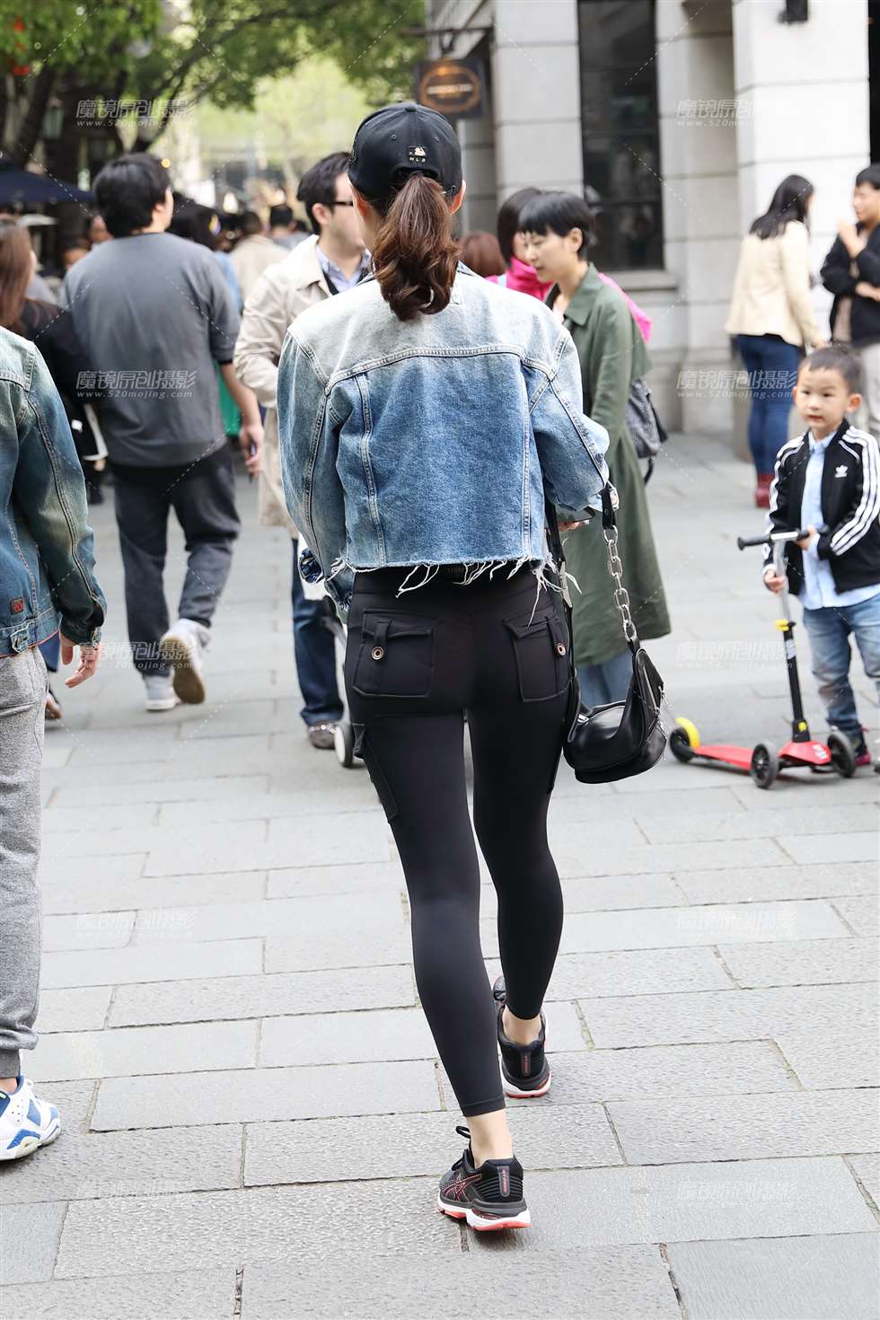 图片[4]-【欧阳幽明赛帖】逛街中的紧身裤美女-街拍流行馆