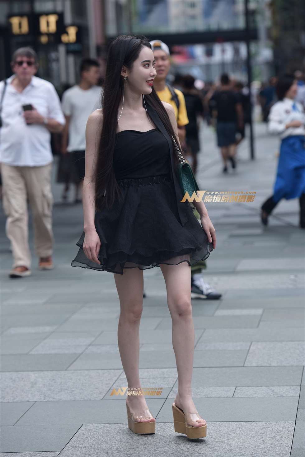 图片[3]-吊带连衣裙美女-街拍流行馆
