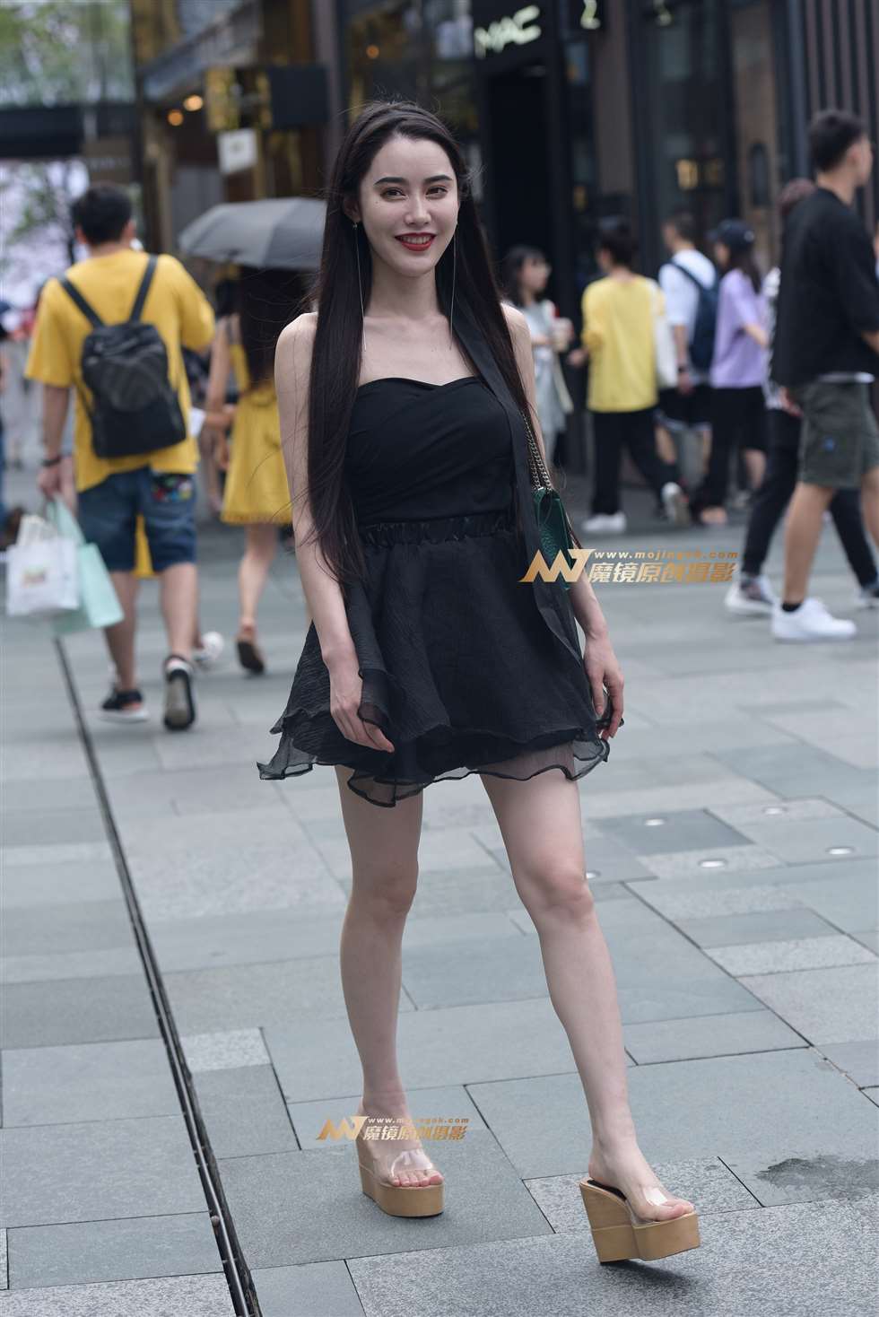 图片[5]-吊带连衣裙美女-街拍流行馆