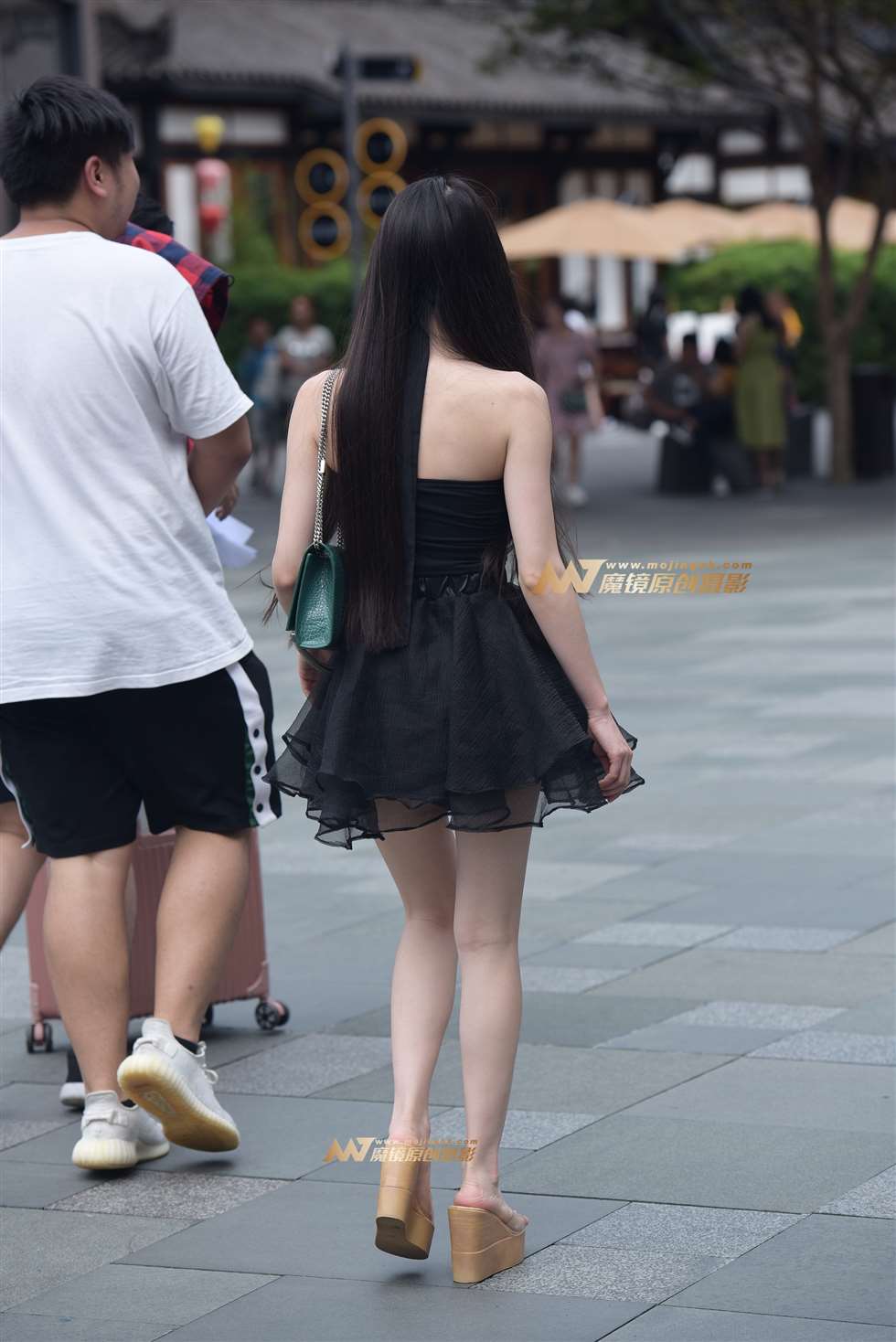 图片[2]-吊带连衣裙美女-街拍流行馆