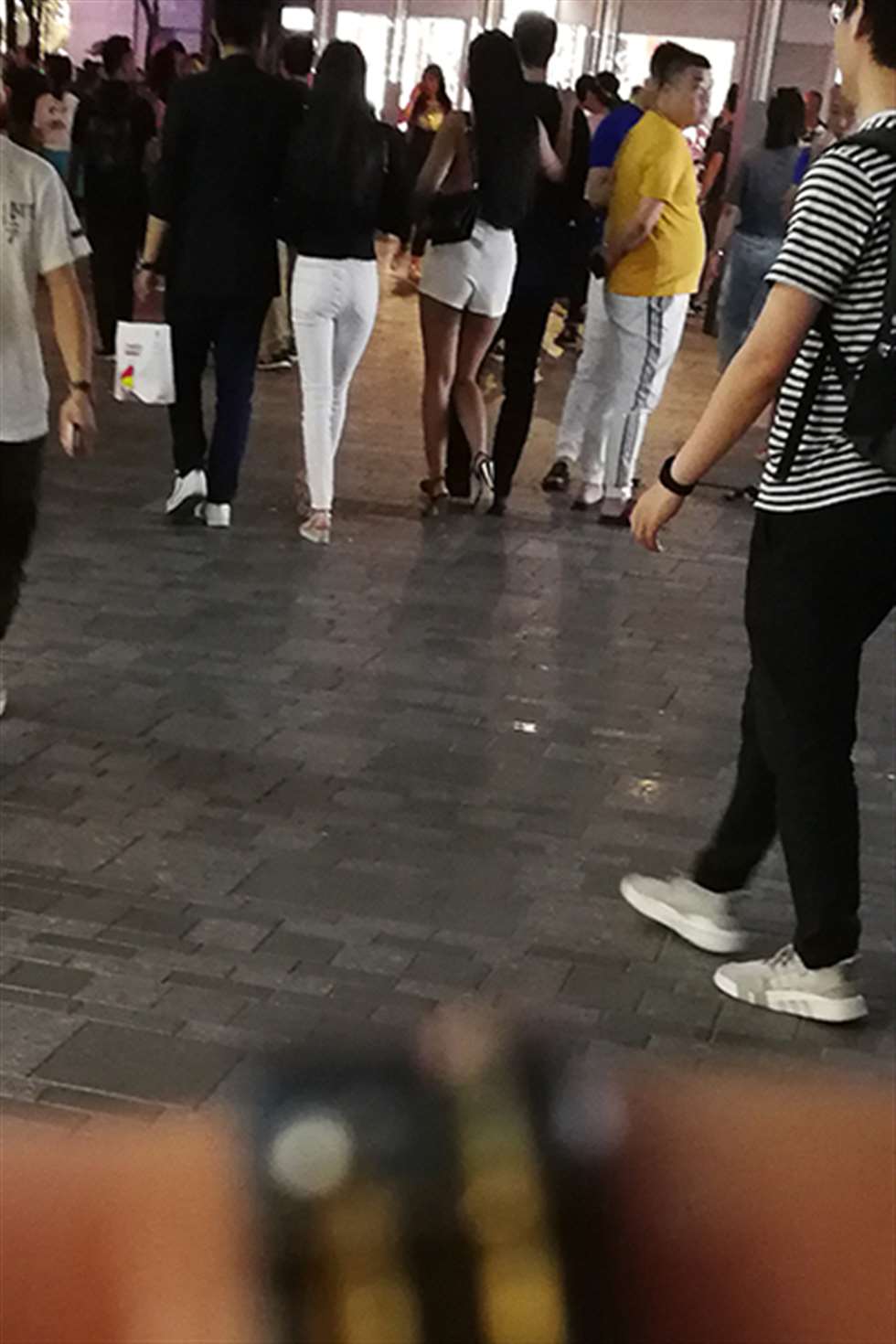 图片[3]-【小默赛帖】第1400篇高挑热裤美女-街拍流行馆