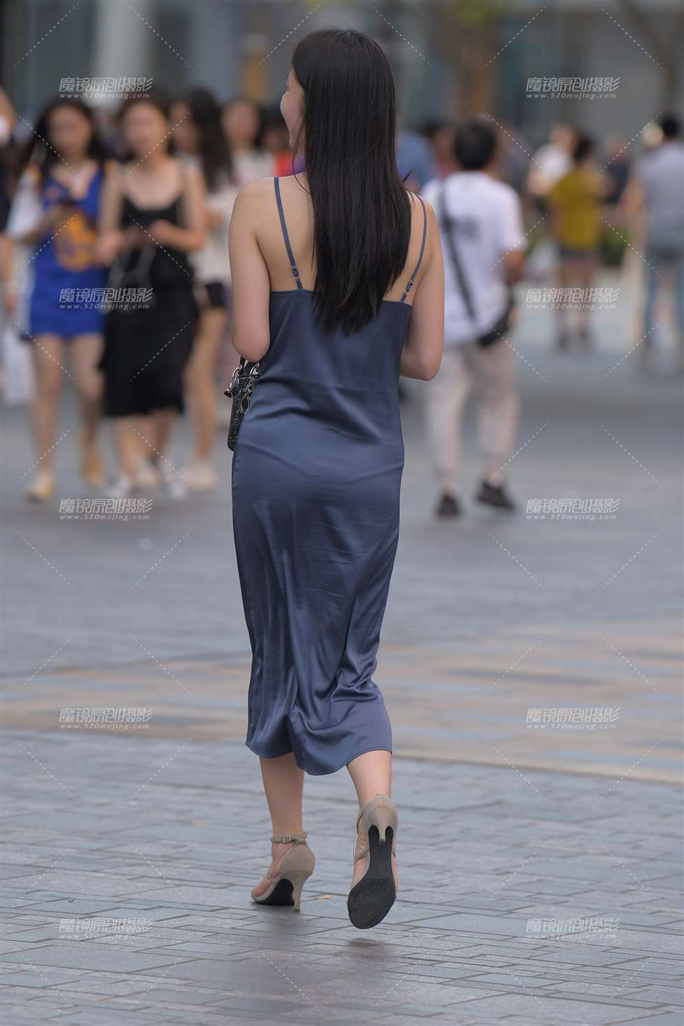 图片[2]-【红石赛帖】蓝色长裙气质美女-街拍流行馆
