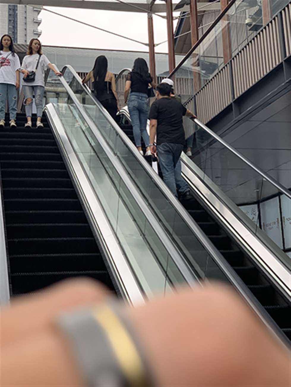 图片[3]-【视觉冲击赛贴】小背心，紧身裤小姐姐-街拍流行馆