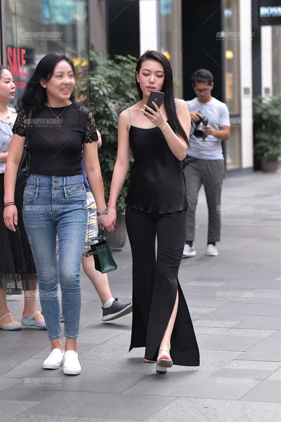 图片[1]-【视觉冲击赛贴】小背心，紧身裤小姐姐-街拍流行馆