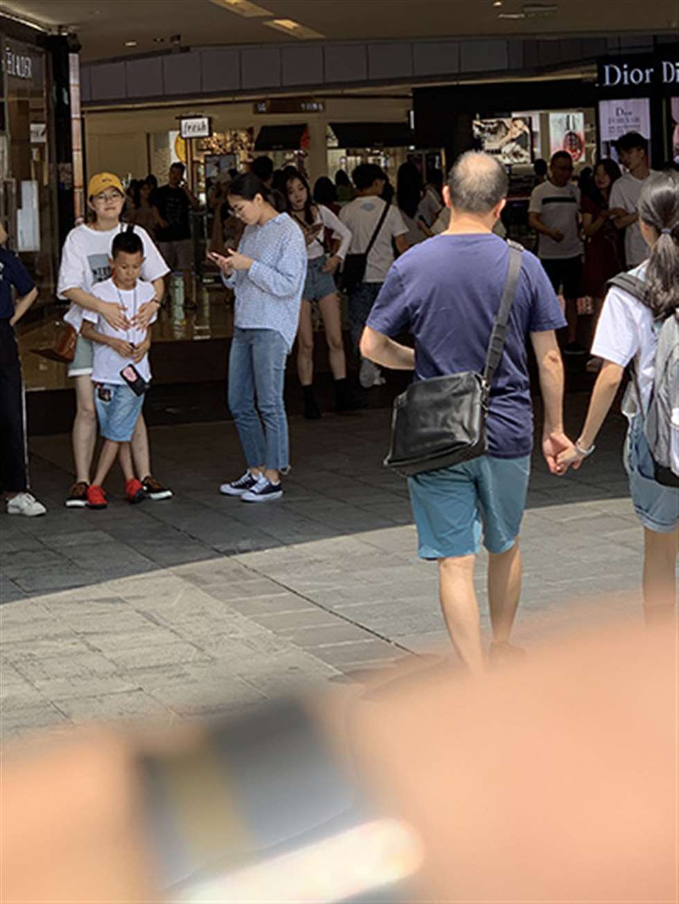 图片[3]-【视觉冲击赛贴】烈日下的热裤小月牙美眉-街拍流行馆