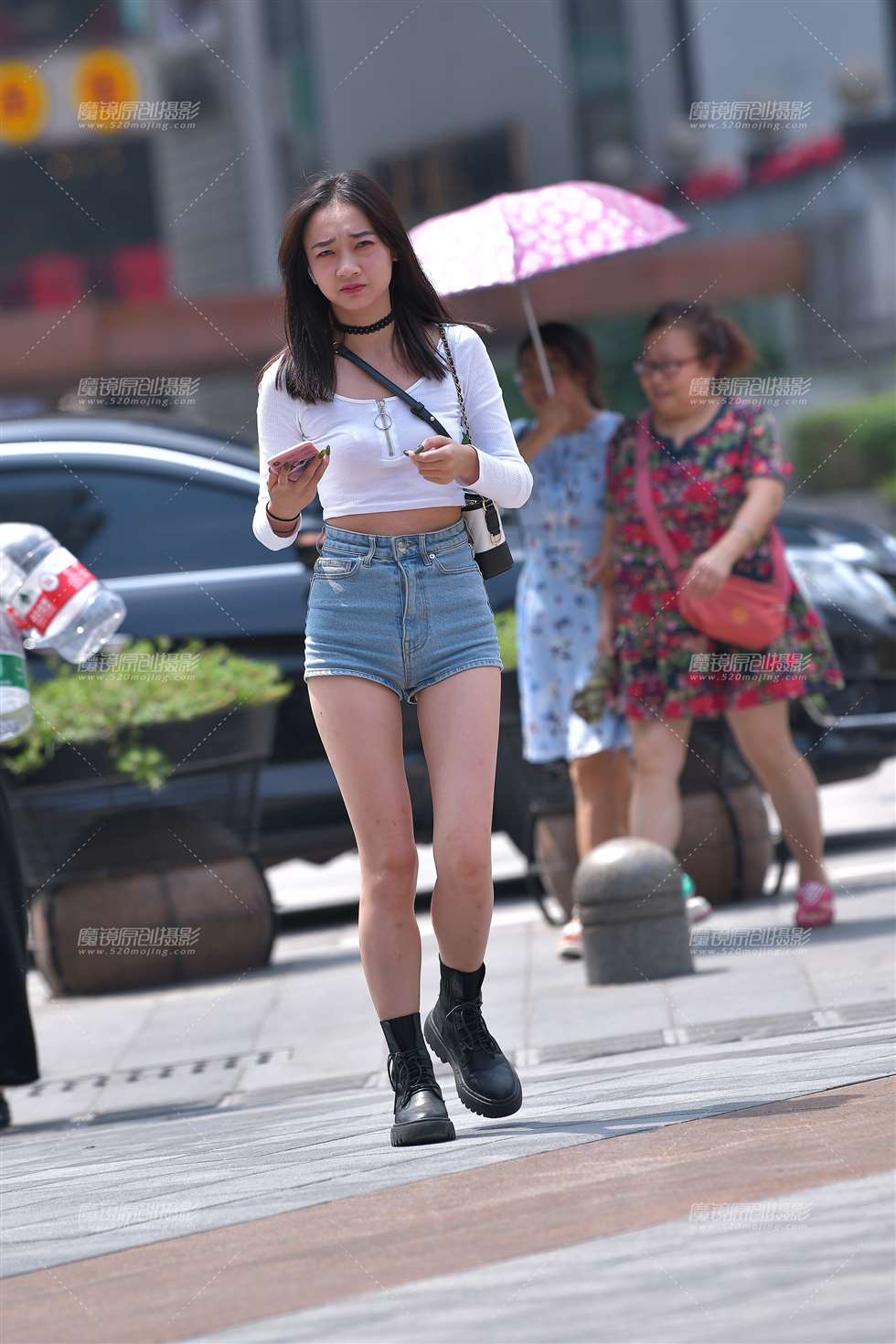图片[4]-【视觉冲击赛贴】烈日下的热裤小月牙美眉-街拍流行馆