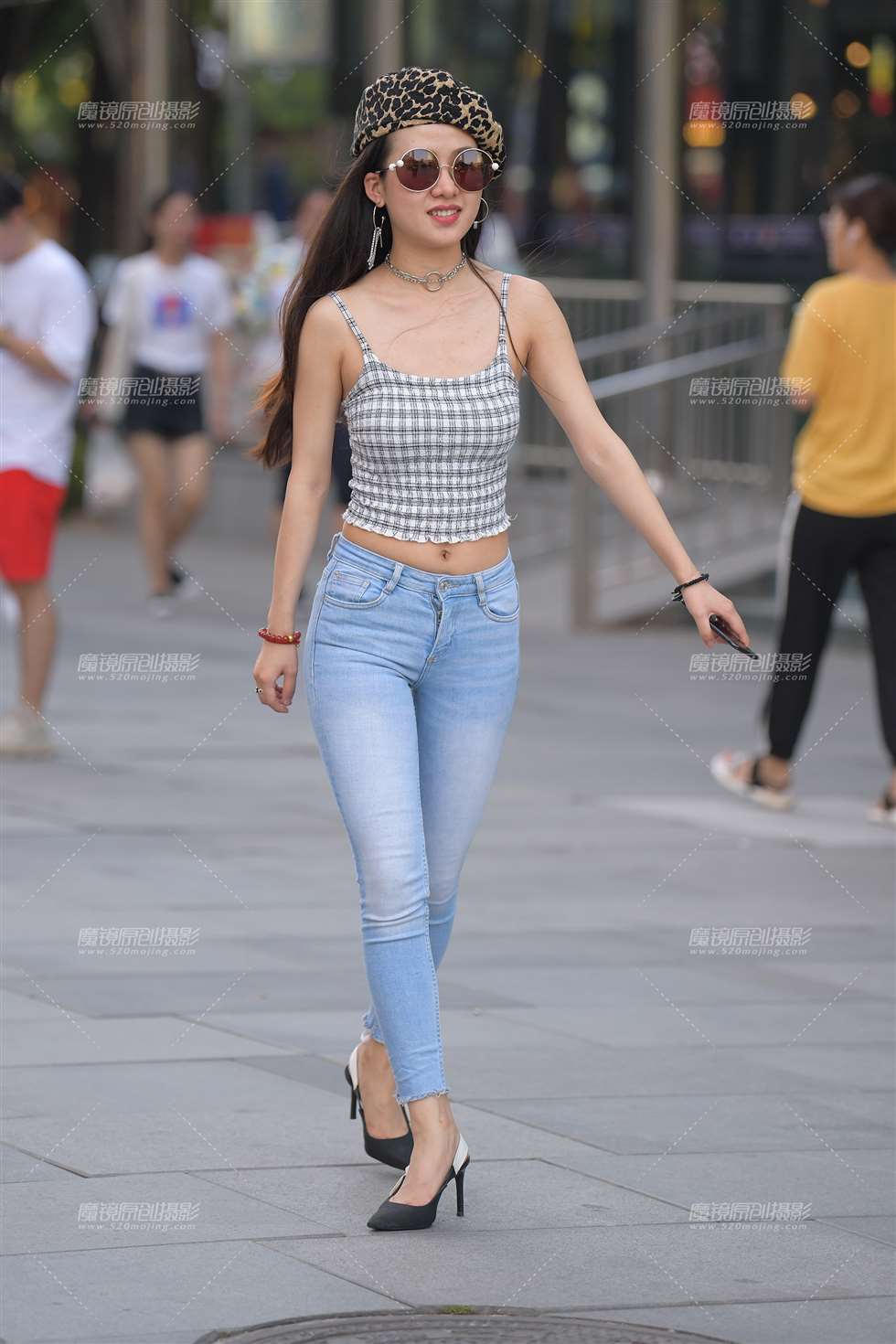 图片[1]-【红石赛帖】牛仔裤美女-街拍流行馆