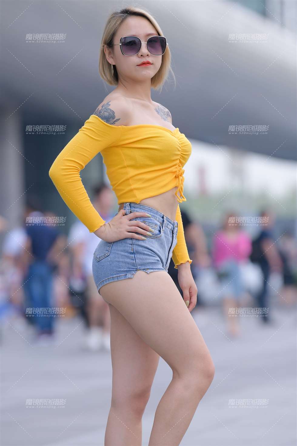 图片[1]-【红石赛帖】性感身材热裤美女-街拍流行馆