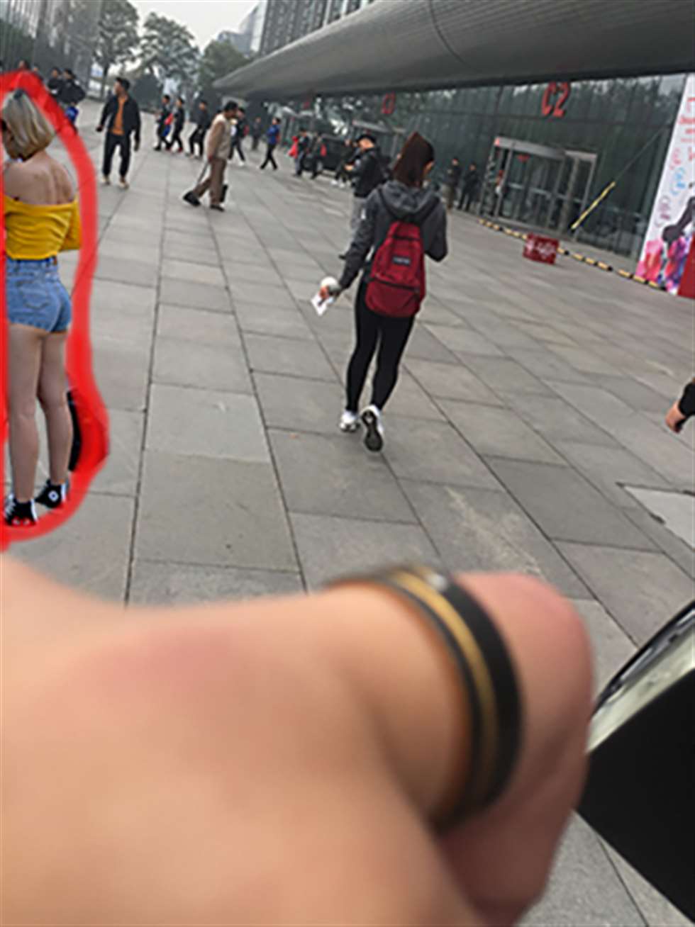 图片[3]-【红石赛帖】性感身材热裤美女-街拍流行馆