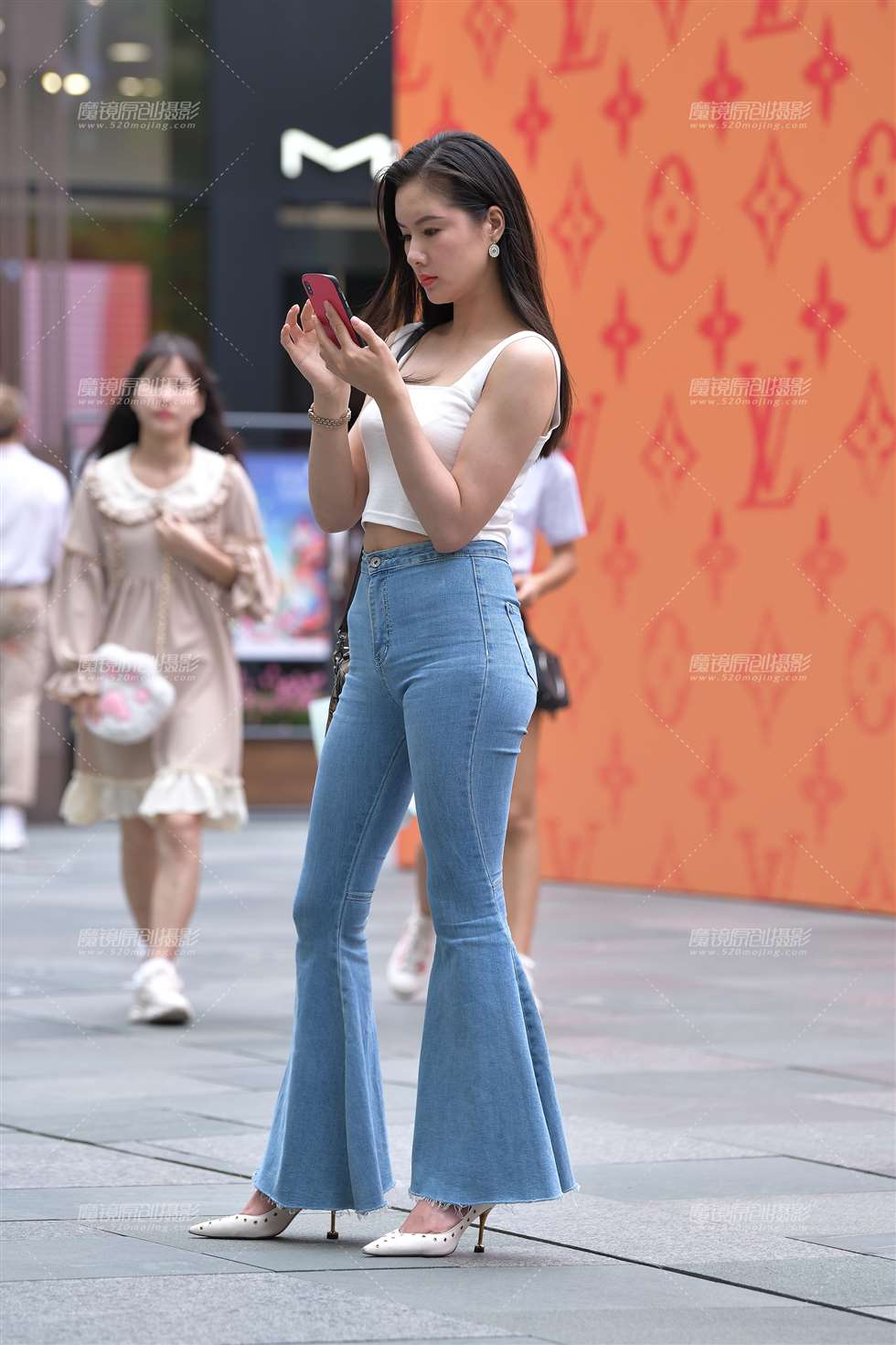 图片[1]-【视觉冲击赛贴】高挑好身材，紧牛小姐姐-街拍流行馆