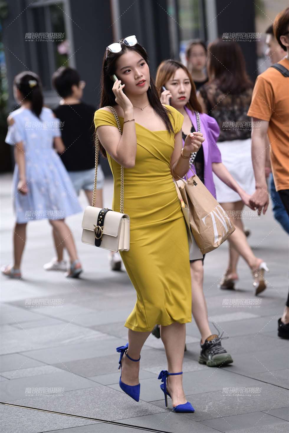 图片[1]-【慕容笙赛贴】黄色包臀裙美女-街拍流行馆