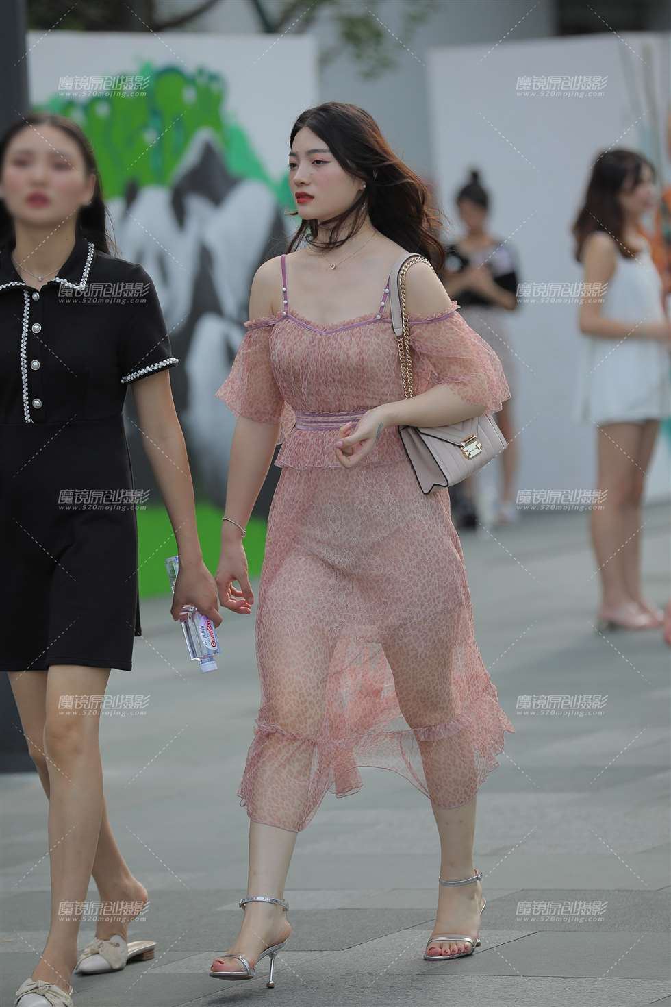 图片[1]-【凯恩赛贴】飘逸长裙-街拍流行馆