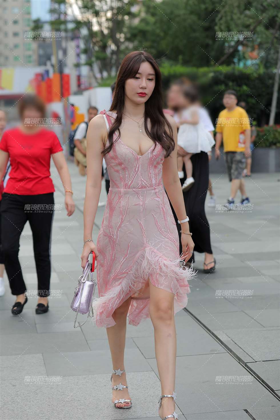 图片[2]-【凯恩赛贴】大V领-街拍流行馆