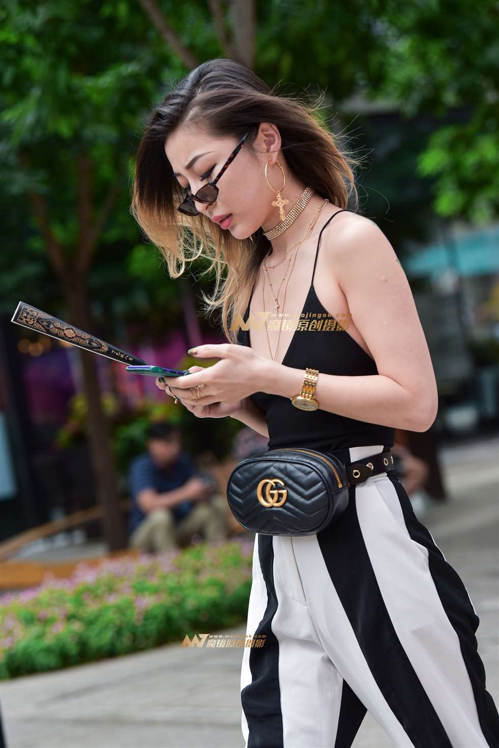 图片[5]-时尚性感裸背刺青女-街拍流行馆