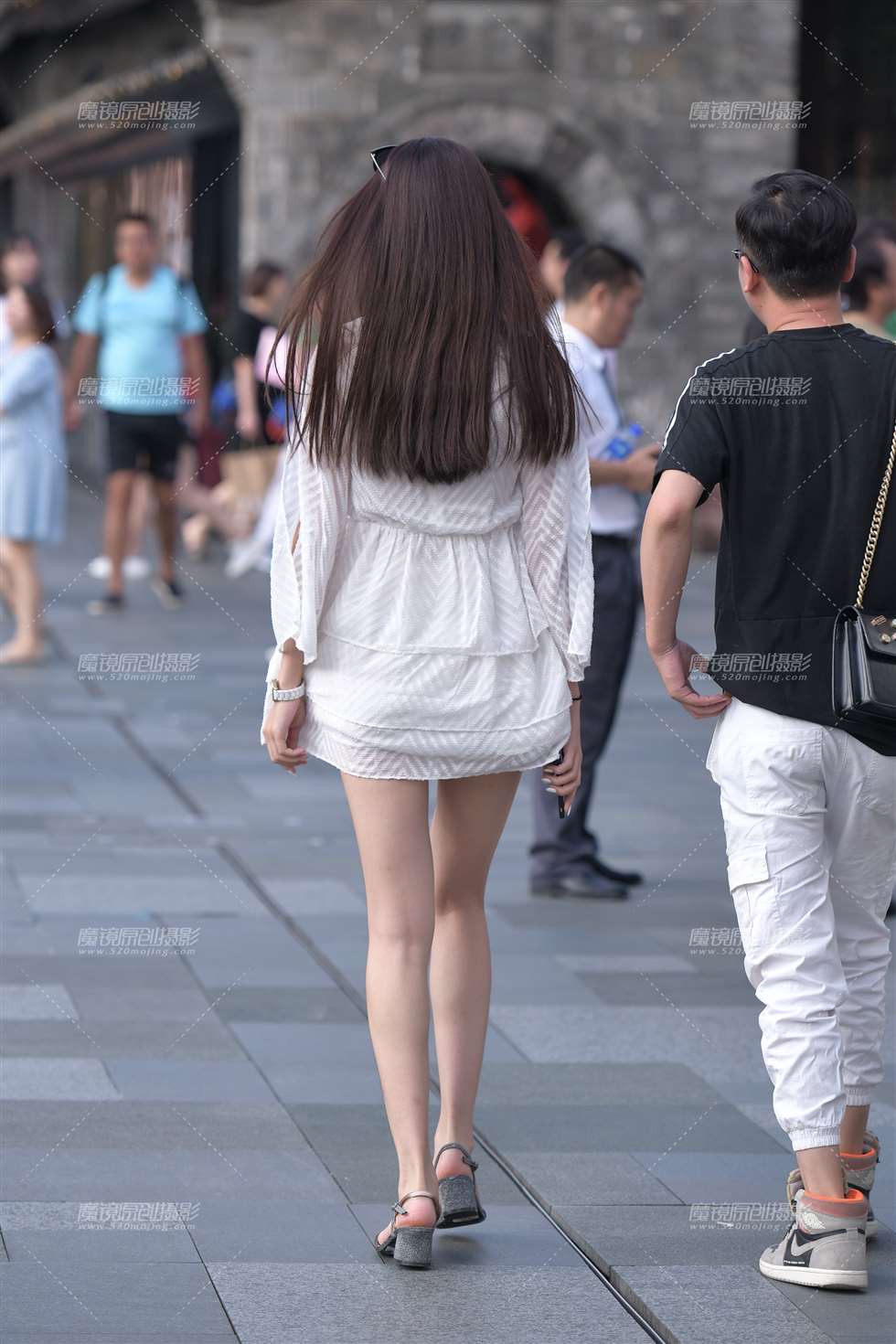 图片[2]-【慕容笙赛贴】聊天的美女-街拍流行馆