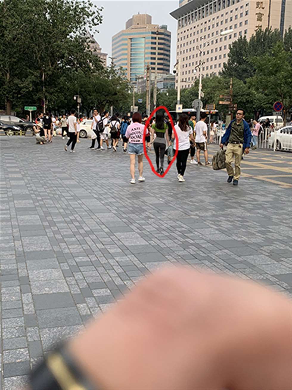 图片[3]-【红石赛帖】紧身裤美女-街拍流行馆