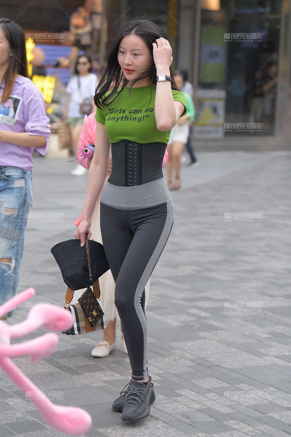 图片[1]-【红石赛帖】紧身裤美女-街拍流行馆