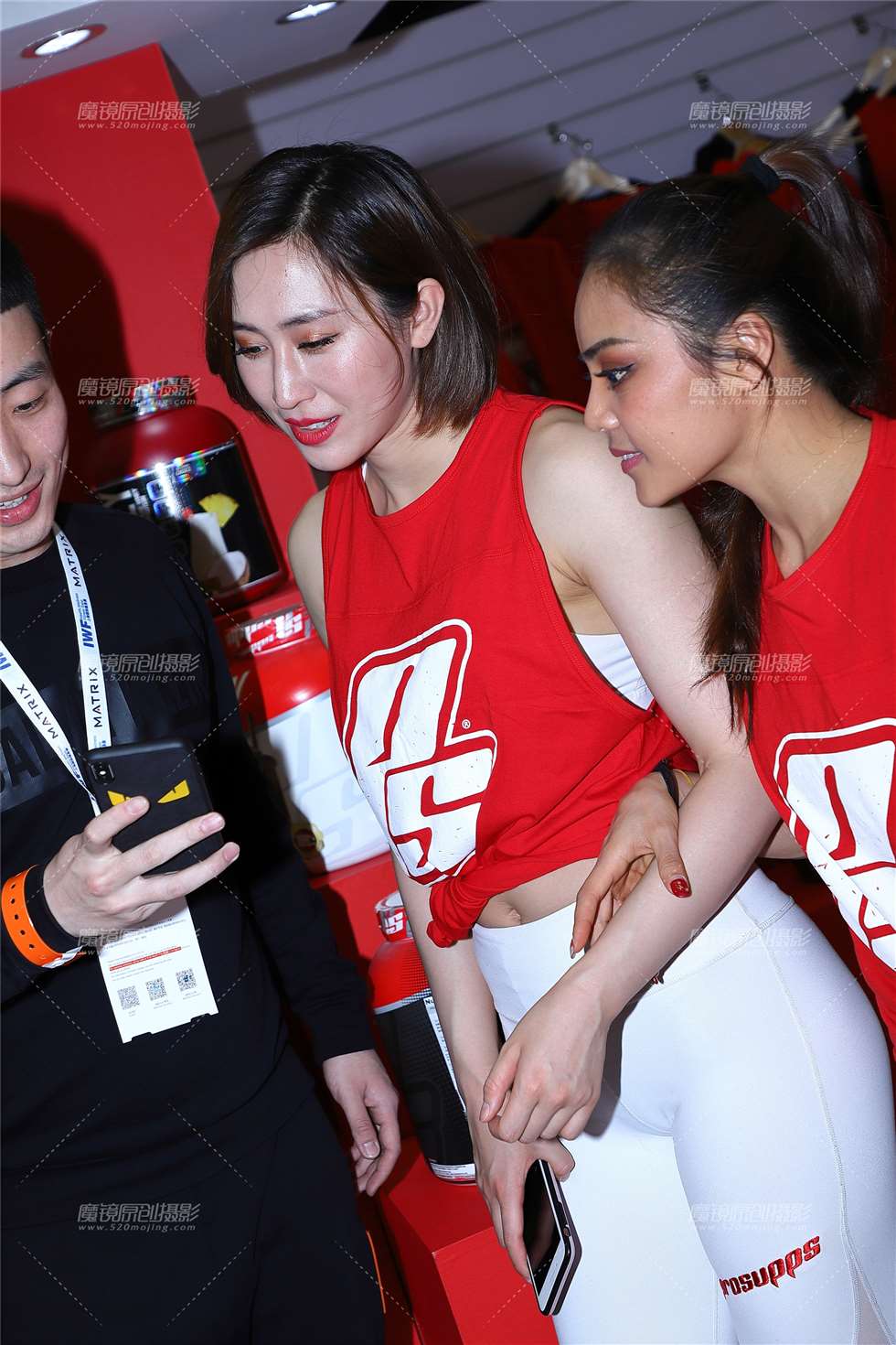 图片[5]-红衣白色紧身运动裤美女-街拍流行馆