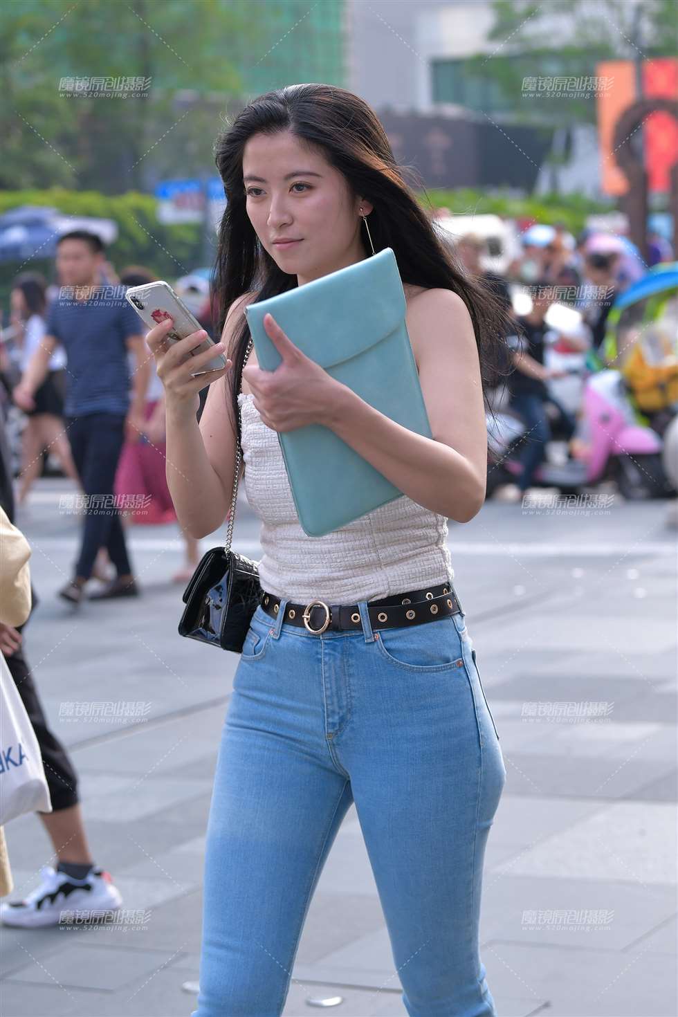 图片[1]-【视觉冲击赛贴】圆润紧牛，小姐姐-街拍流行馆