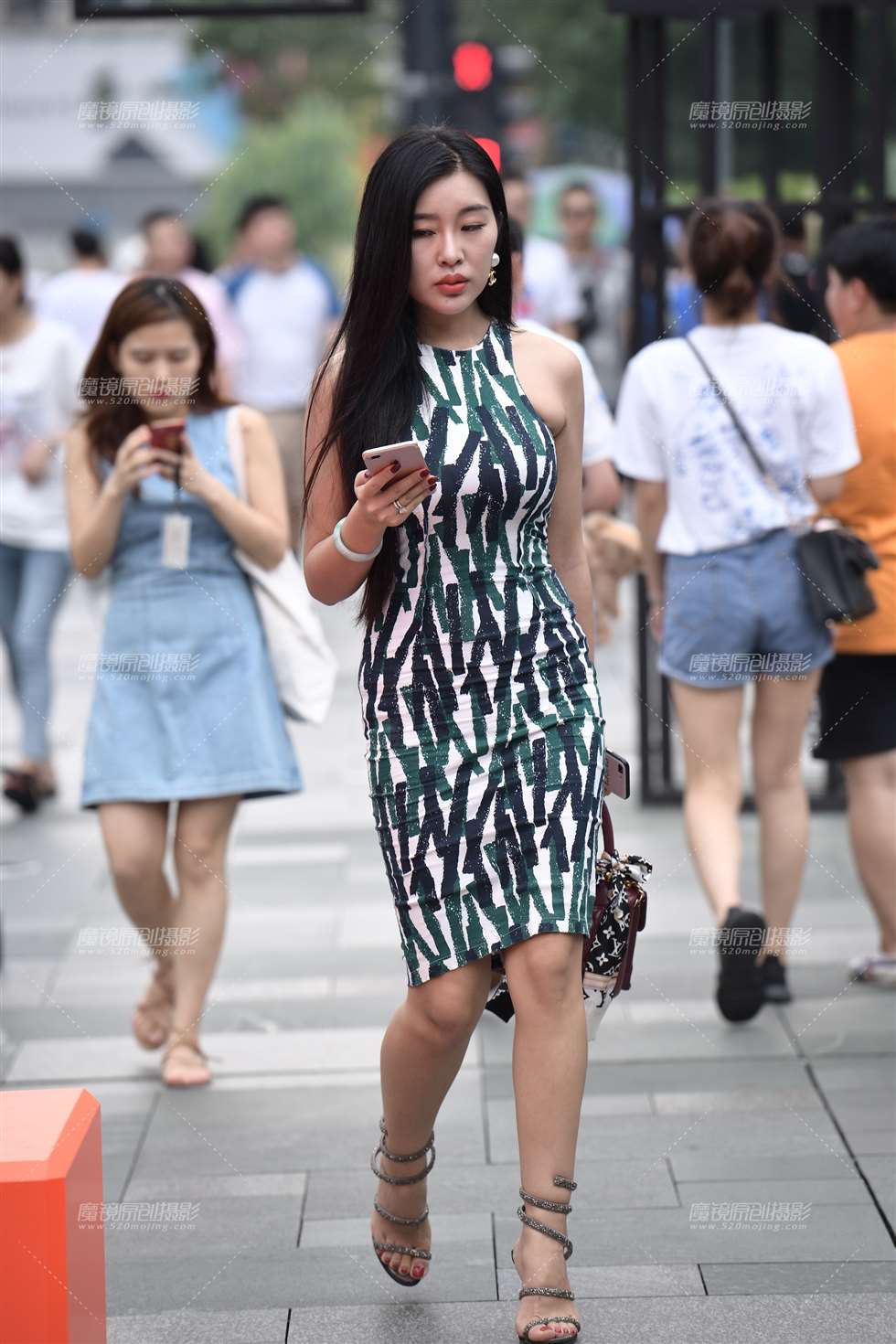 图片[1]-【慕容笙赛贴】看手机的小姐姐-街拍流行馆
