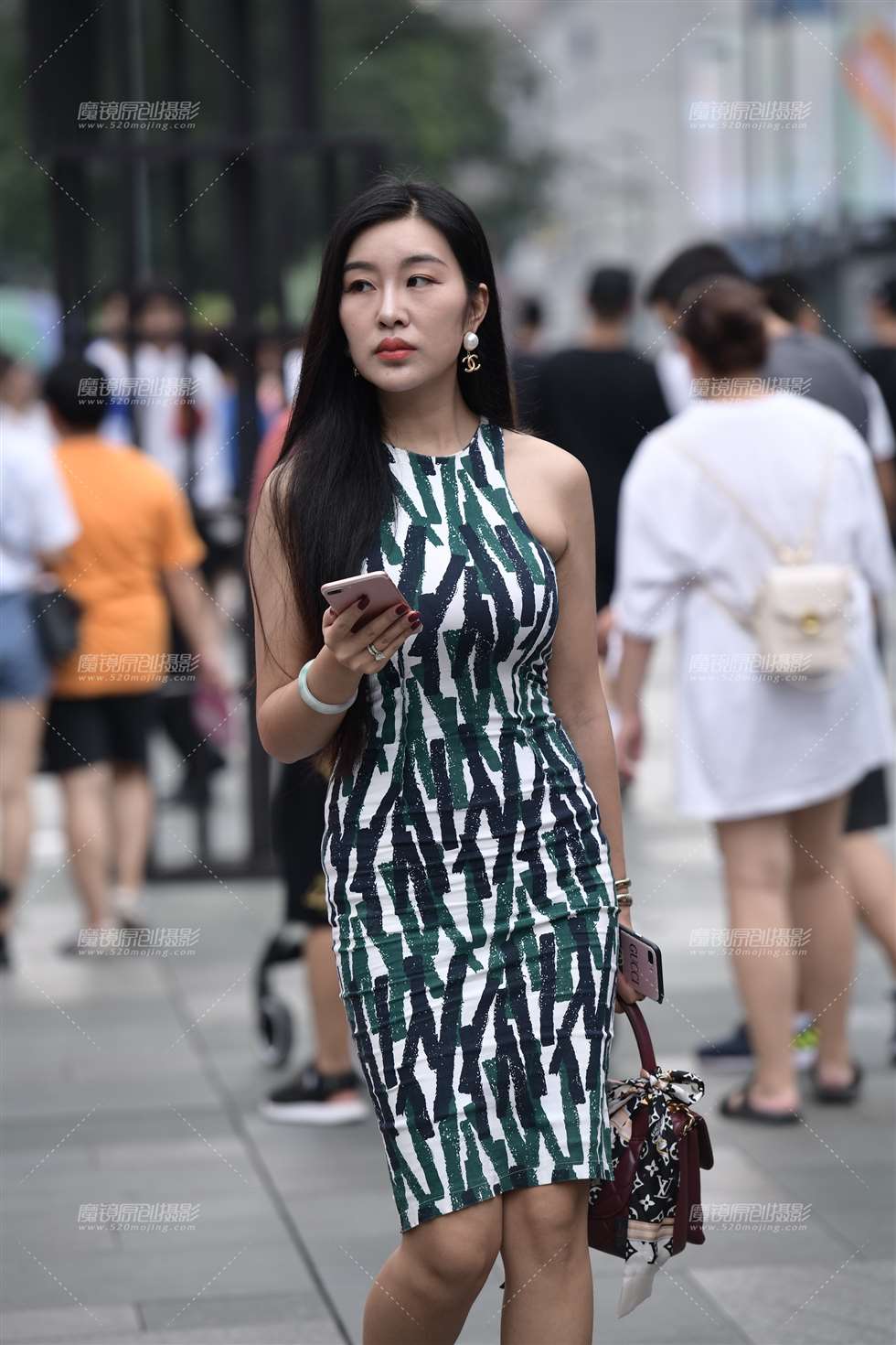 图片[5]-【慕容笙赛贴】看手机的小姐姐-街拍流行馆