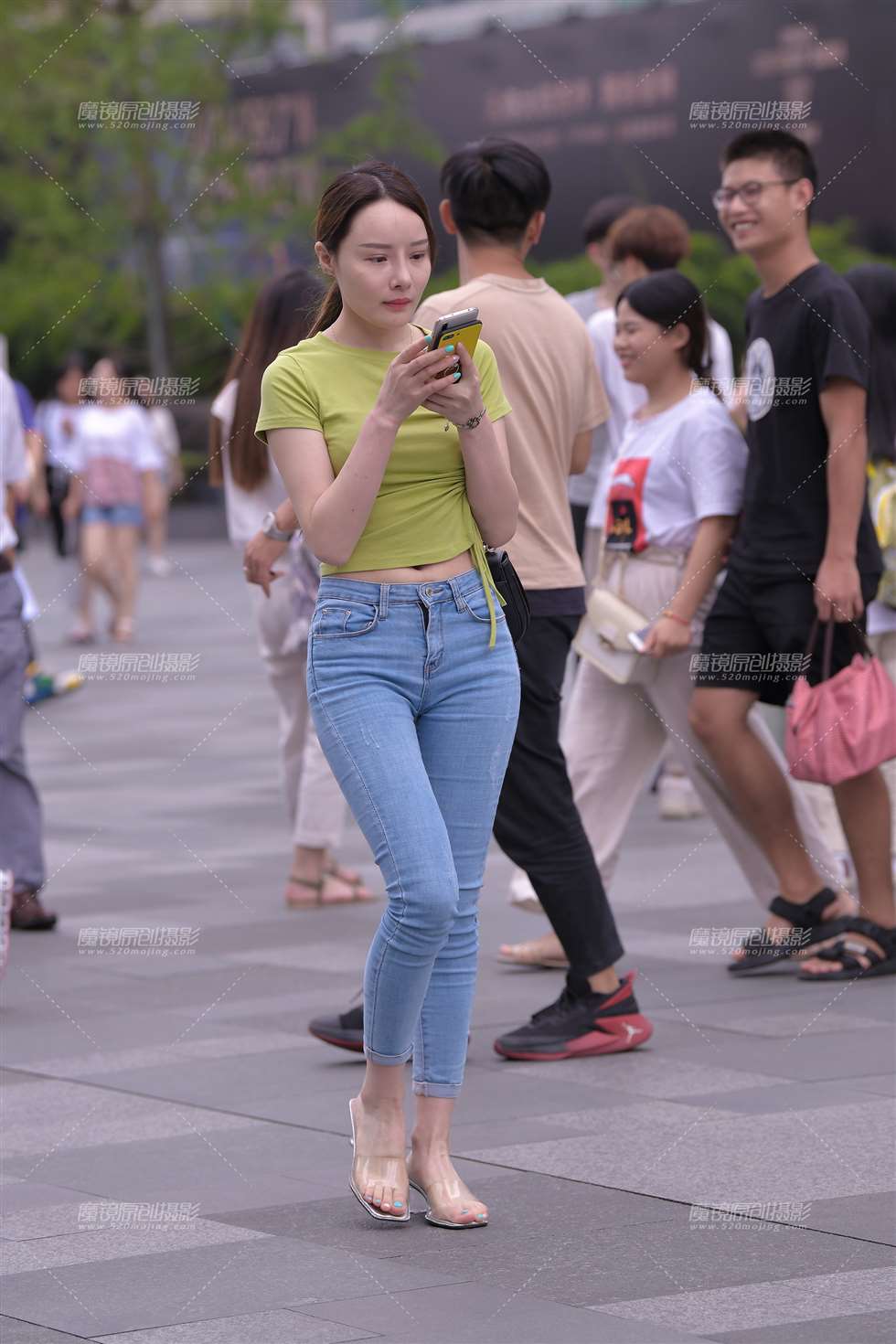 图片[1]-【视觉冲击赛贴】露肚脐的紧牛小姐姐-街拍流行馆