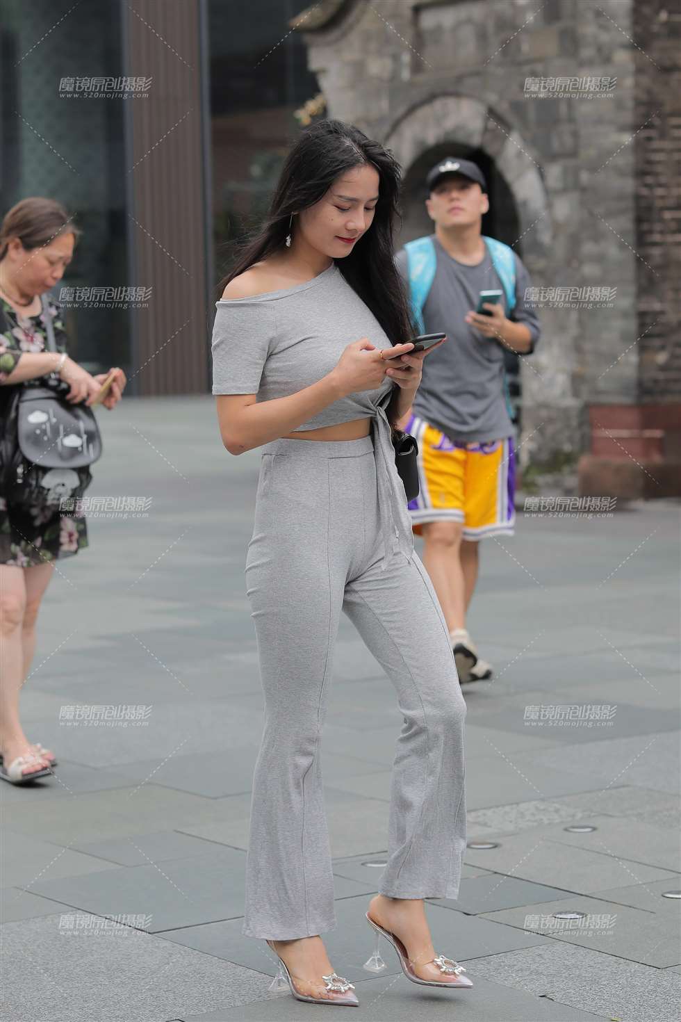 图片[1]-【凯恩赛贴】小姐姐身材不错-街拍流行馆