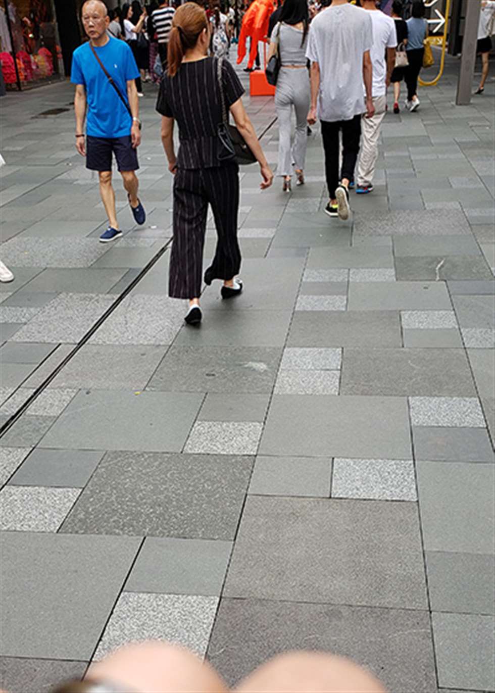 图片[3]-【凯恩赛贴】小姐姐身材不错-街拍流行馆