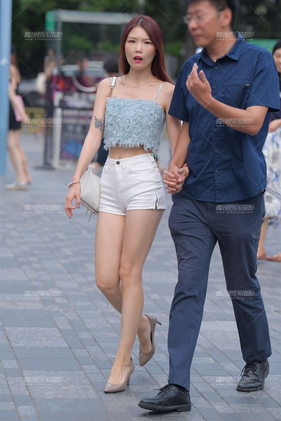 图片[1]-【红石赛帖】白色热裤美女-街拍流行馆