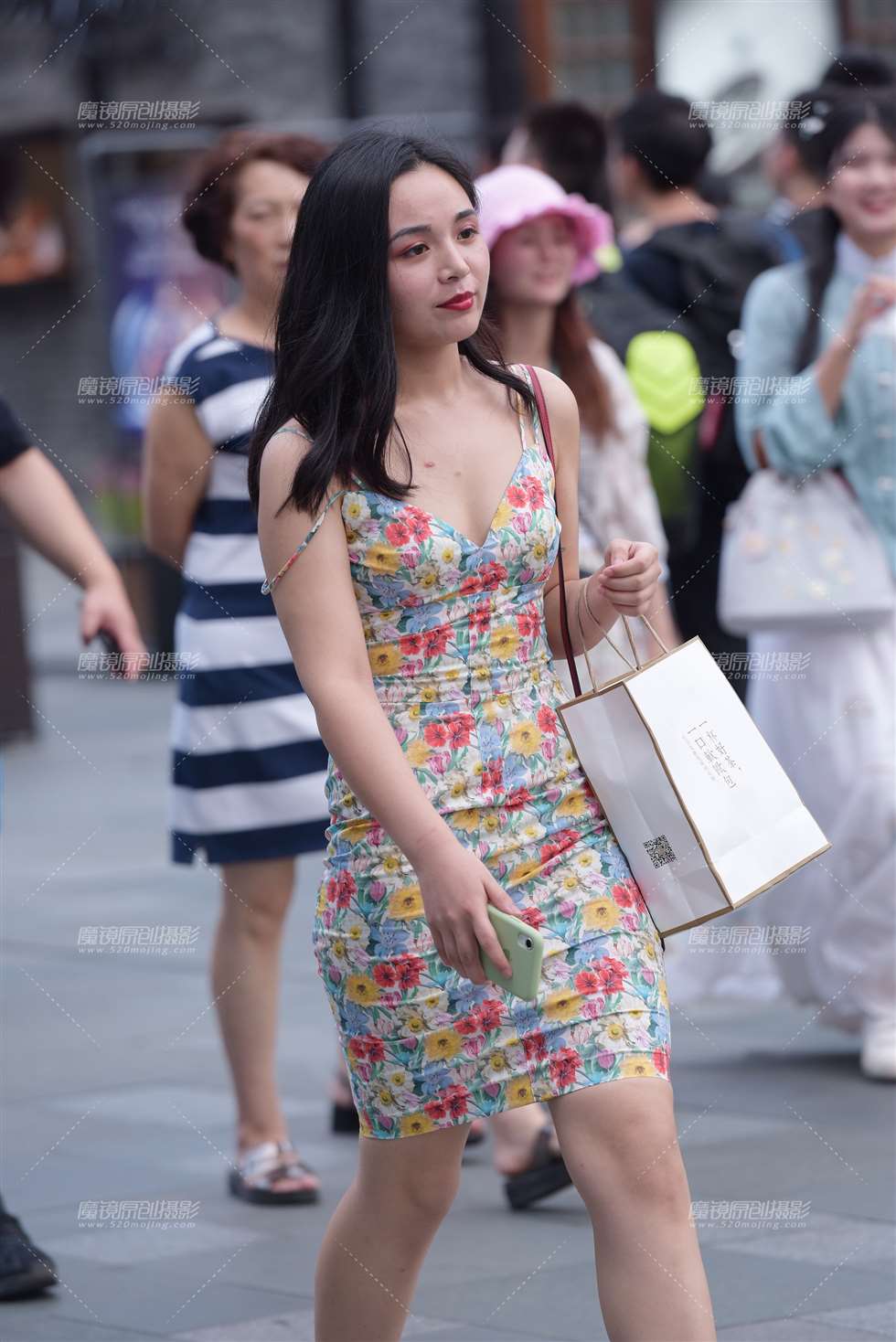 图片[1]-【慕容笙赛贴】花边裙子美女-街拍流行馆