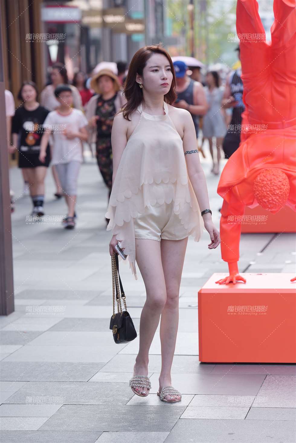 图片[1]-【慕容笙赛贴】白白嫩嫩的长腿-街拍流行馆