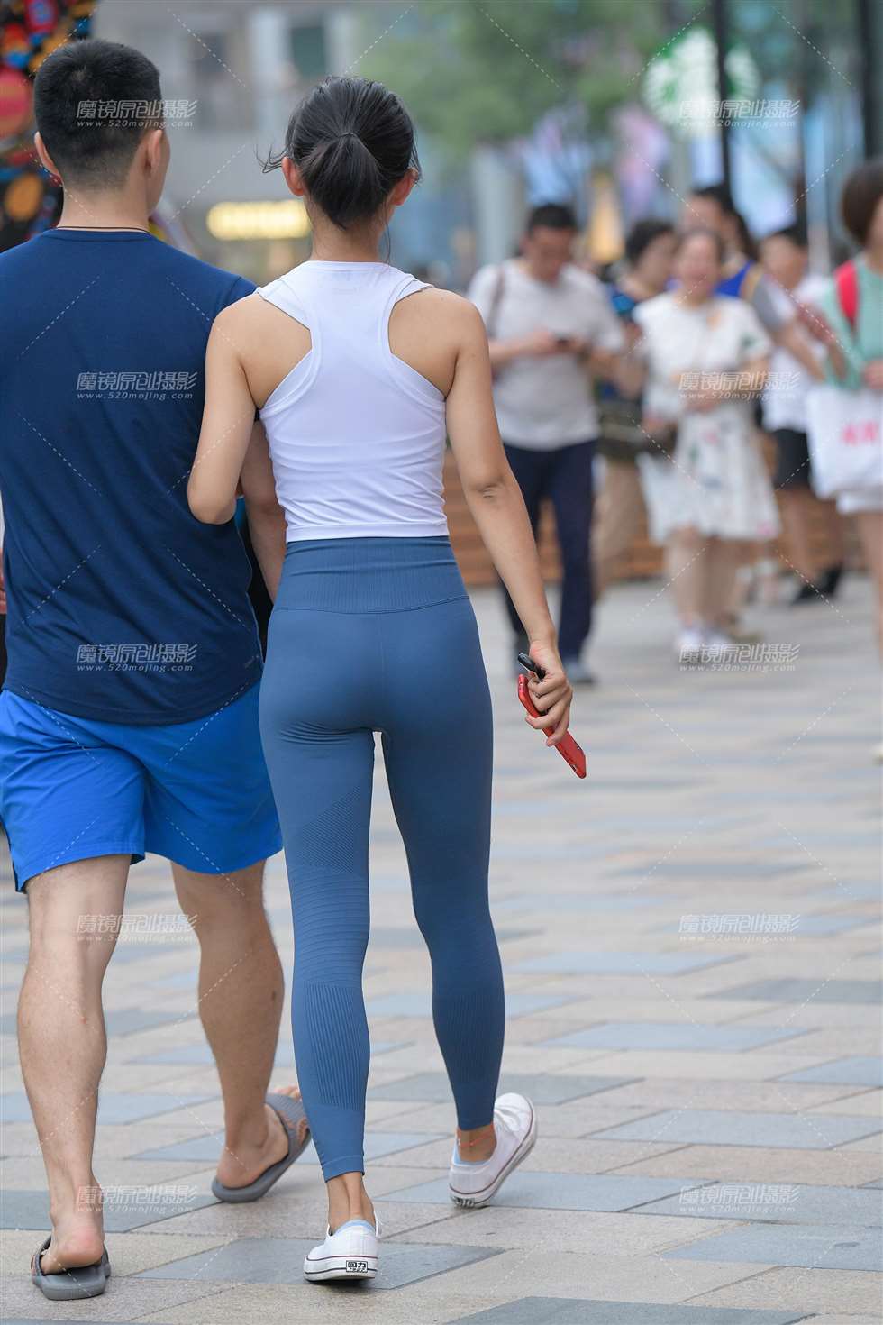 图片[2]-【街拍之魂赛帖】蓝色紧身小姐姐-街拍流行馆