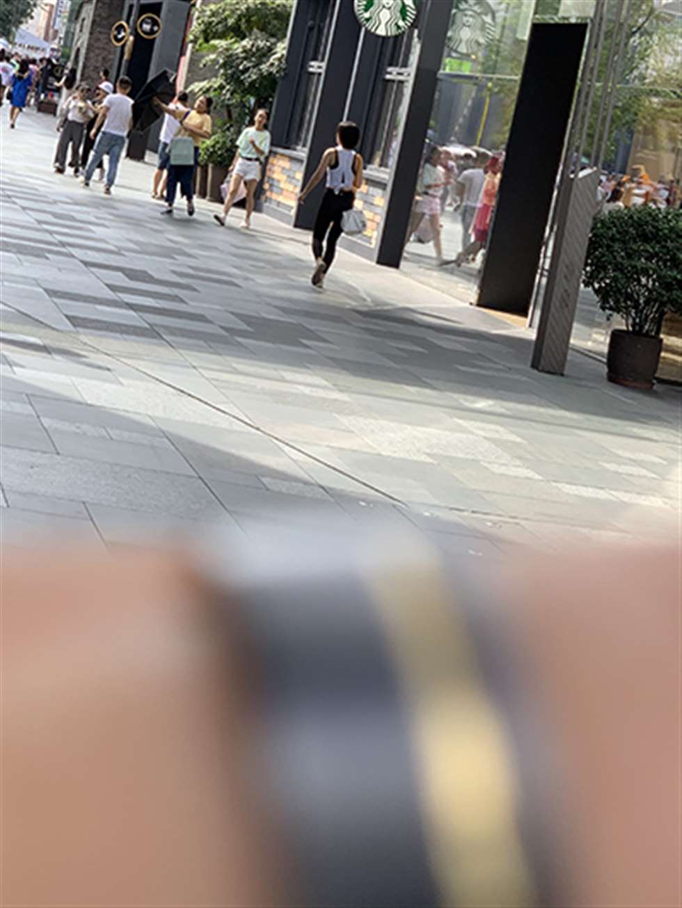 图片[3]-【视觉冲击赛贴】听音乐的黑色紧身裤美眉-街拍流行馆