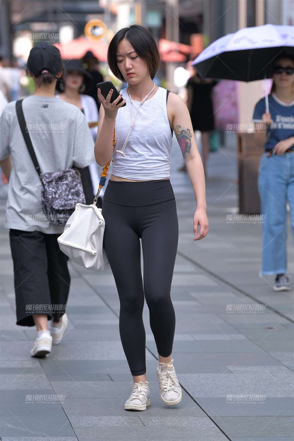 图片[5]-【视觉冲击赛贴】听音乐的黑色紧身裤美眉-街拍流行馆