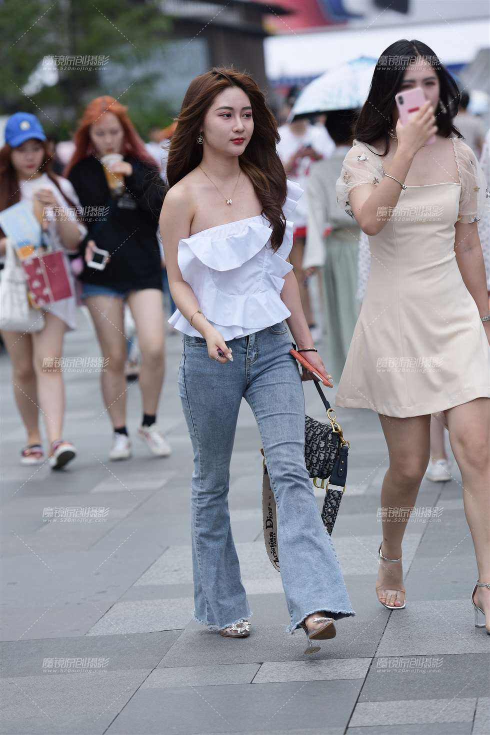 图片[1]-【慕容笙赛贴】牛子裤美女-街拍流行馆