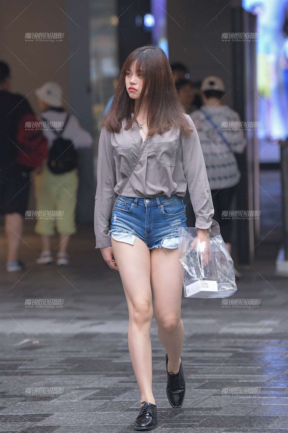 图片[3]-【街拍之魂赛帖】雨中的性感热裤-街拍流行馆