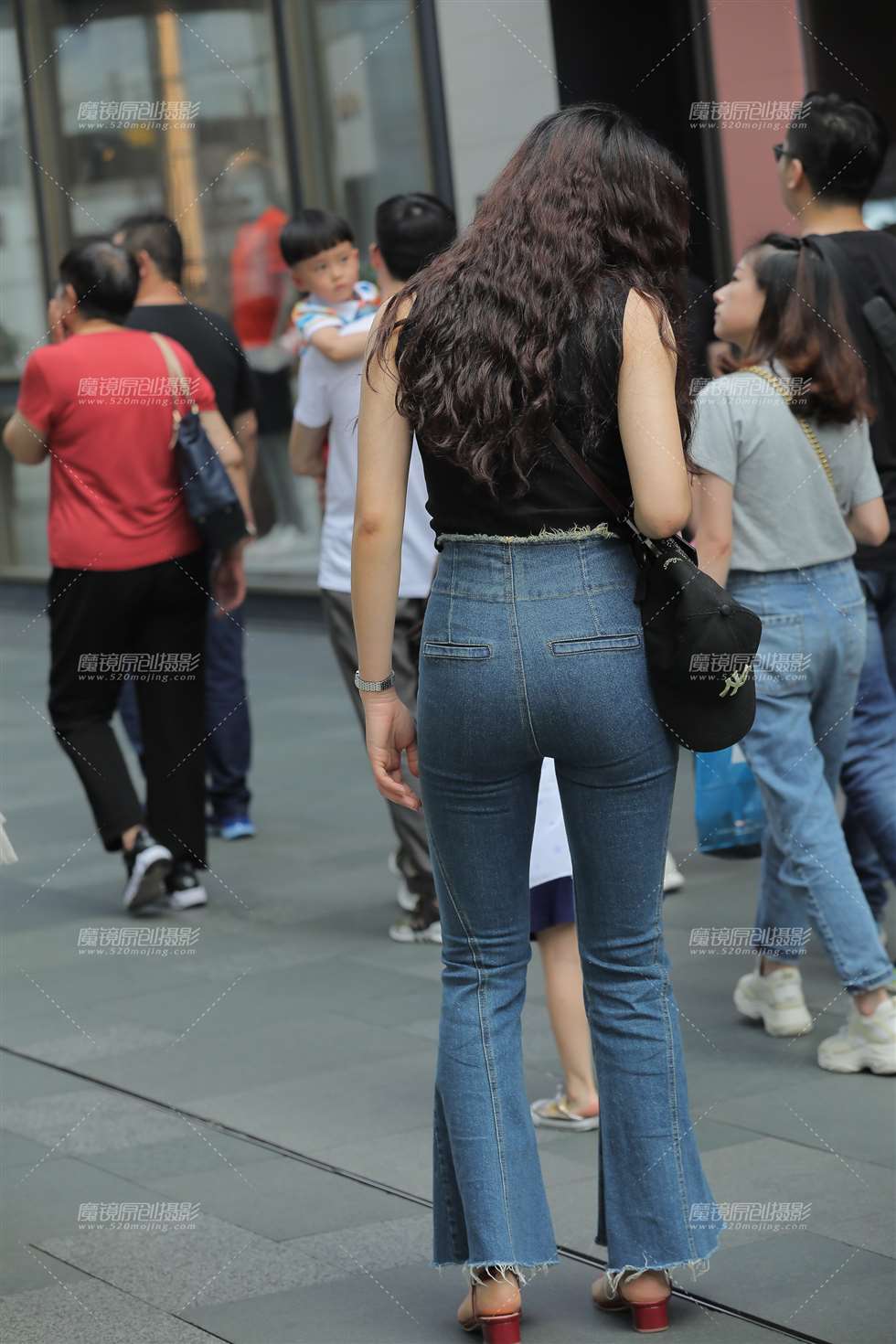 图片[2]-【凯恩赛贴】紧臀-街拍流行馆