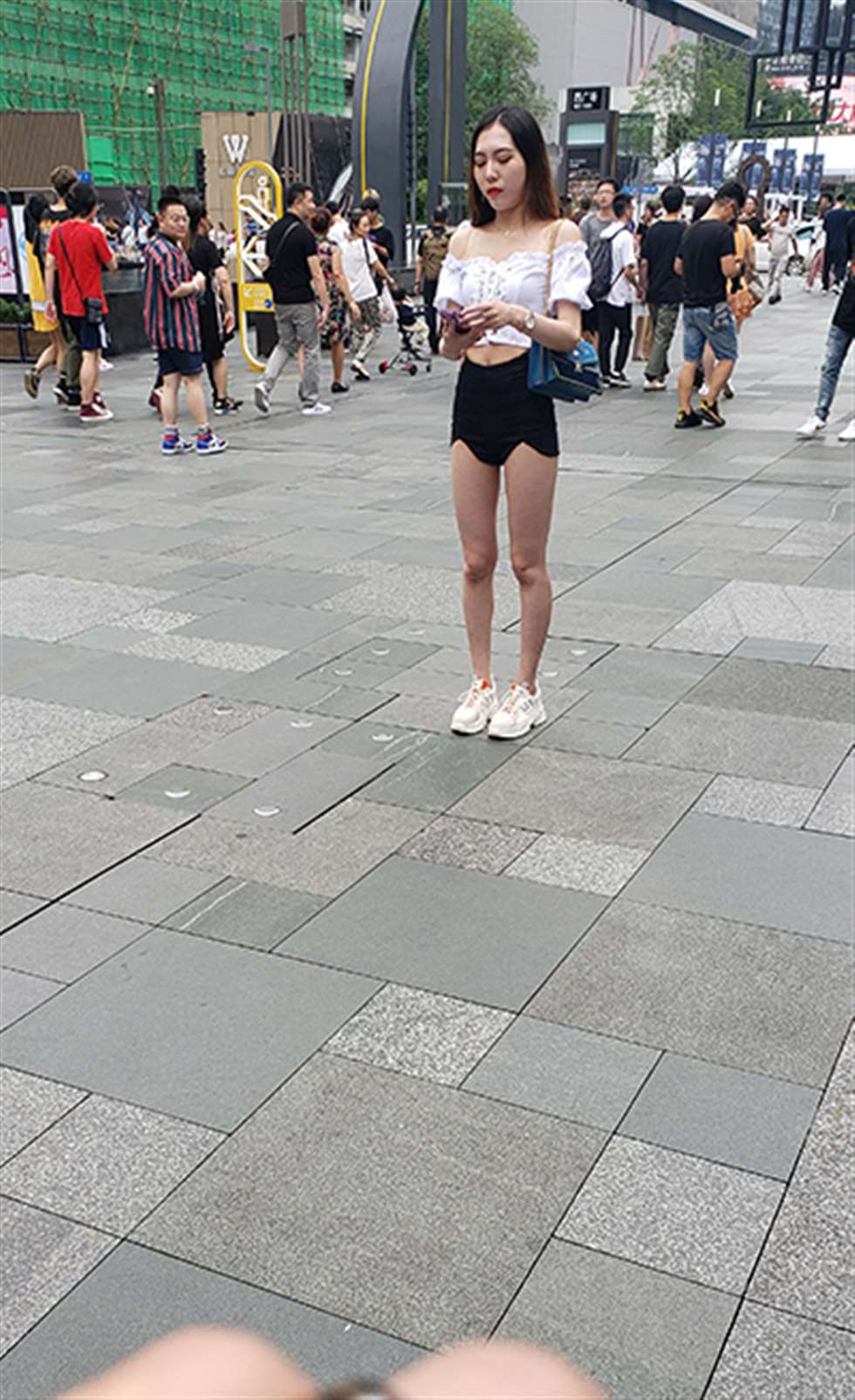 图片[3]-【凯恩赛贴】热裤大长腿-街拍流行馆