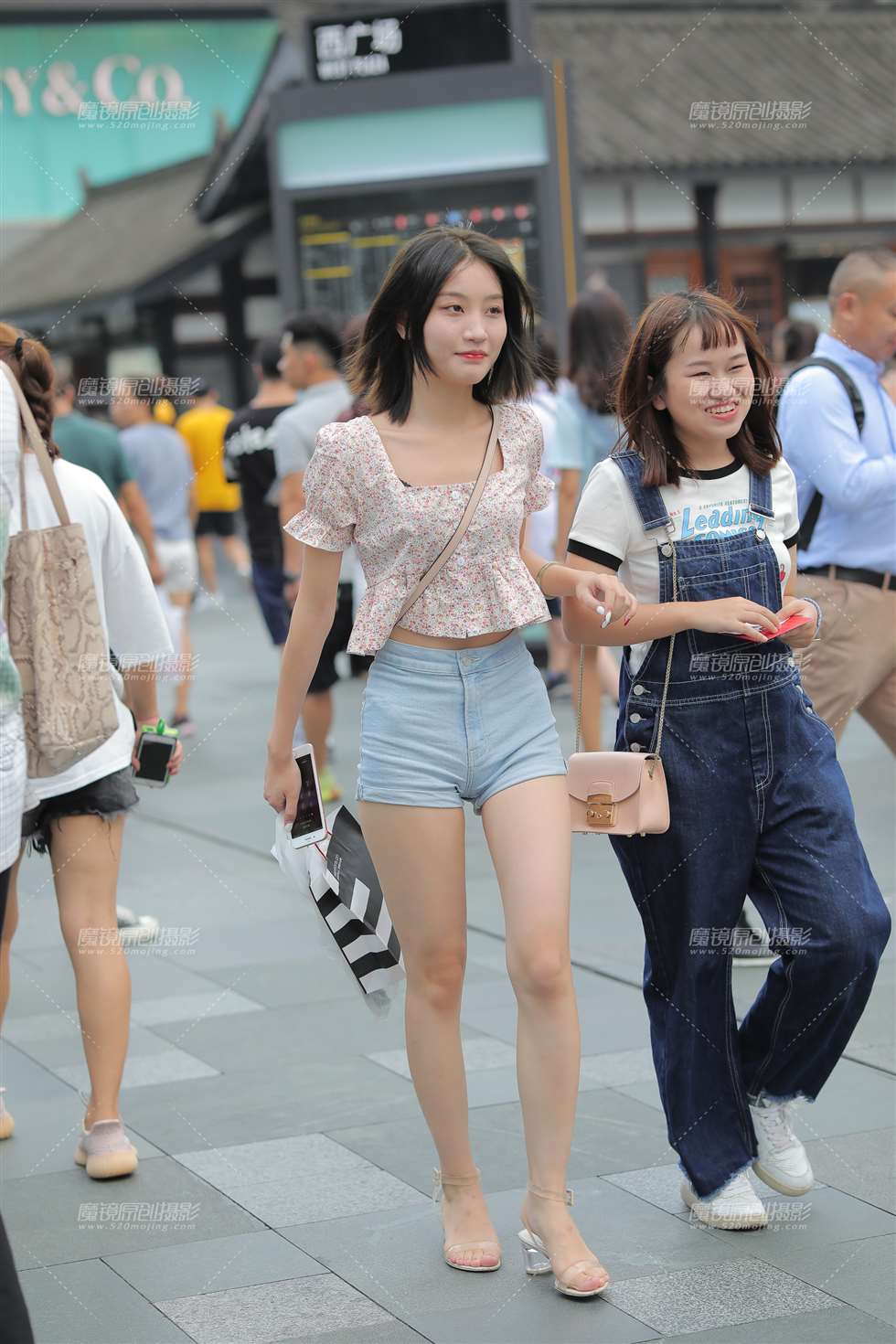图片[1]-【凯恩赛贴】清新热裤学妹-街拍流行馆