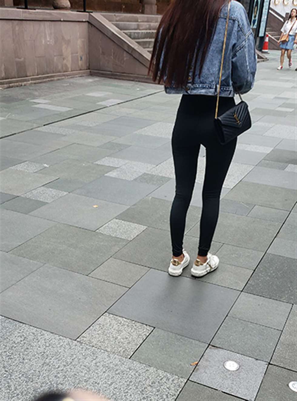图片[3]-【凯恩赛贴】美女的魅力就是 穿最紧的瑜伽裤-街拍流行馆