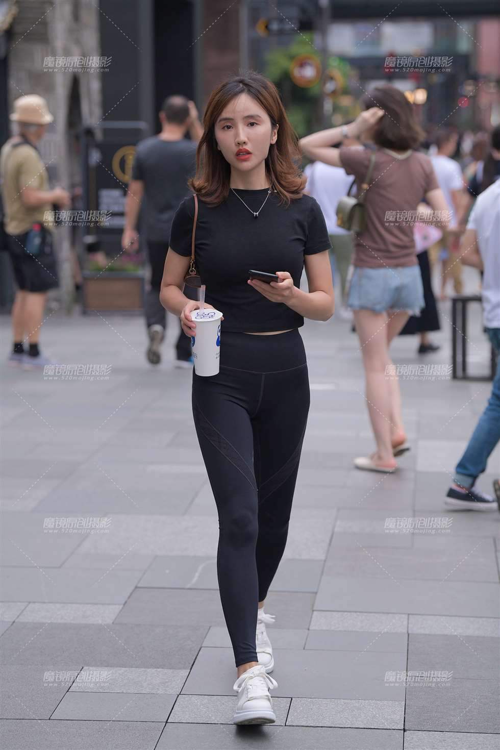 图片[1]-【视觉冲击赛贴】小腰，翘臀紧身黑裤美眉-街拍流行馆