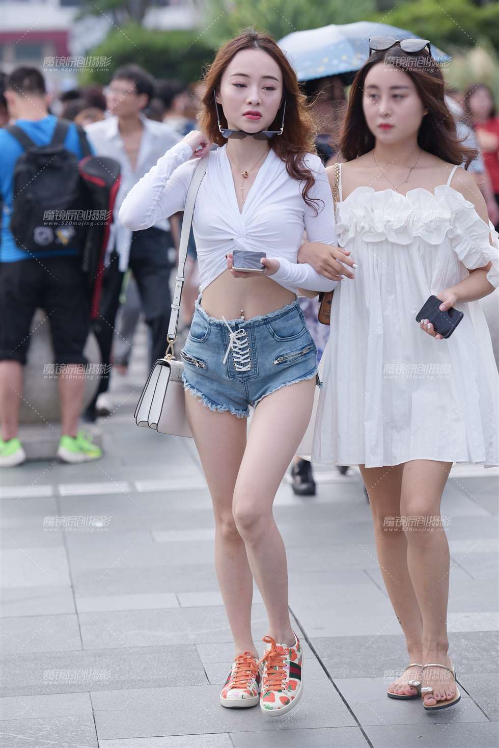 图片[1]-【慕容笙赛贴】热裤美女-街拍流行馆