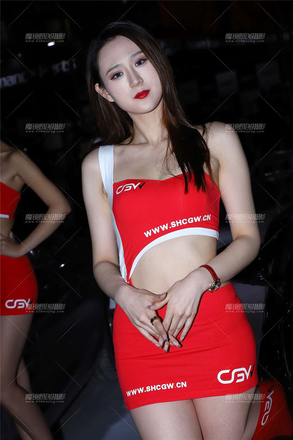 图片[1]-白嫩无暇的红色制服车模（重发）-街拍流行馆