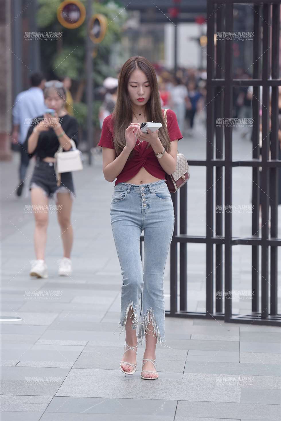 图片[4]-【慕容笙赛贴】玩手机的小姐姐-街拍流行馆