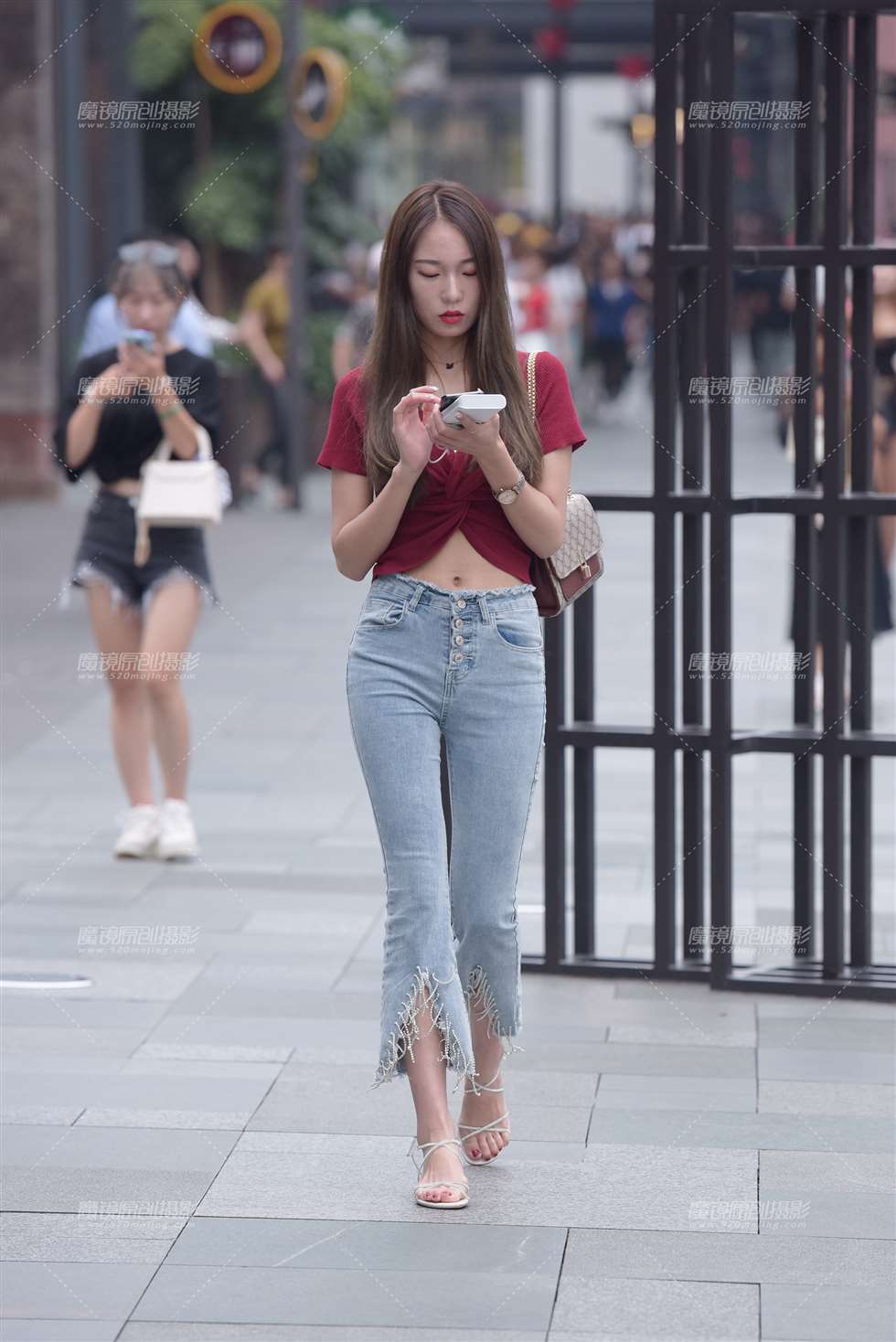图片[1]-【慕容笙赛贴】玩手机的小姐姐-街拍流行馆